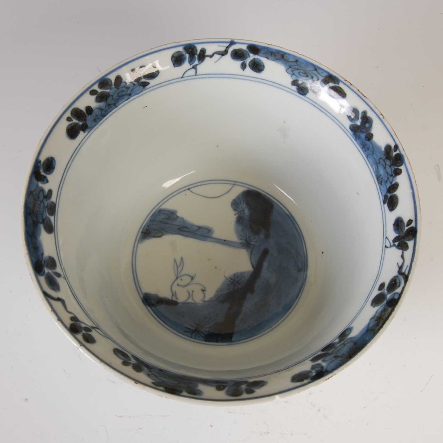 A Chinese porcelain blue and white bowl, Qing Dynasty, the exterior decorated with chrysanthemum, - Image 6 of 11