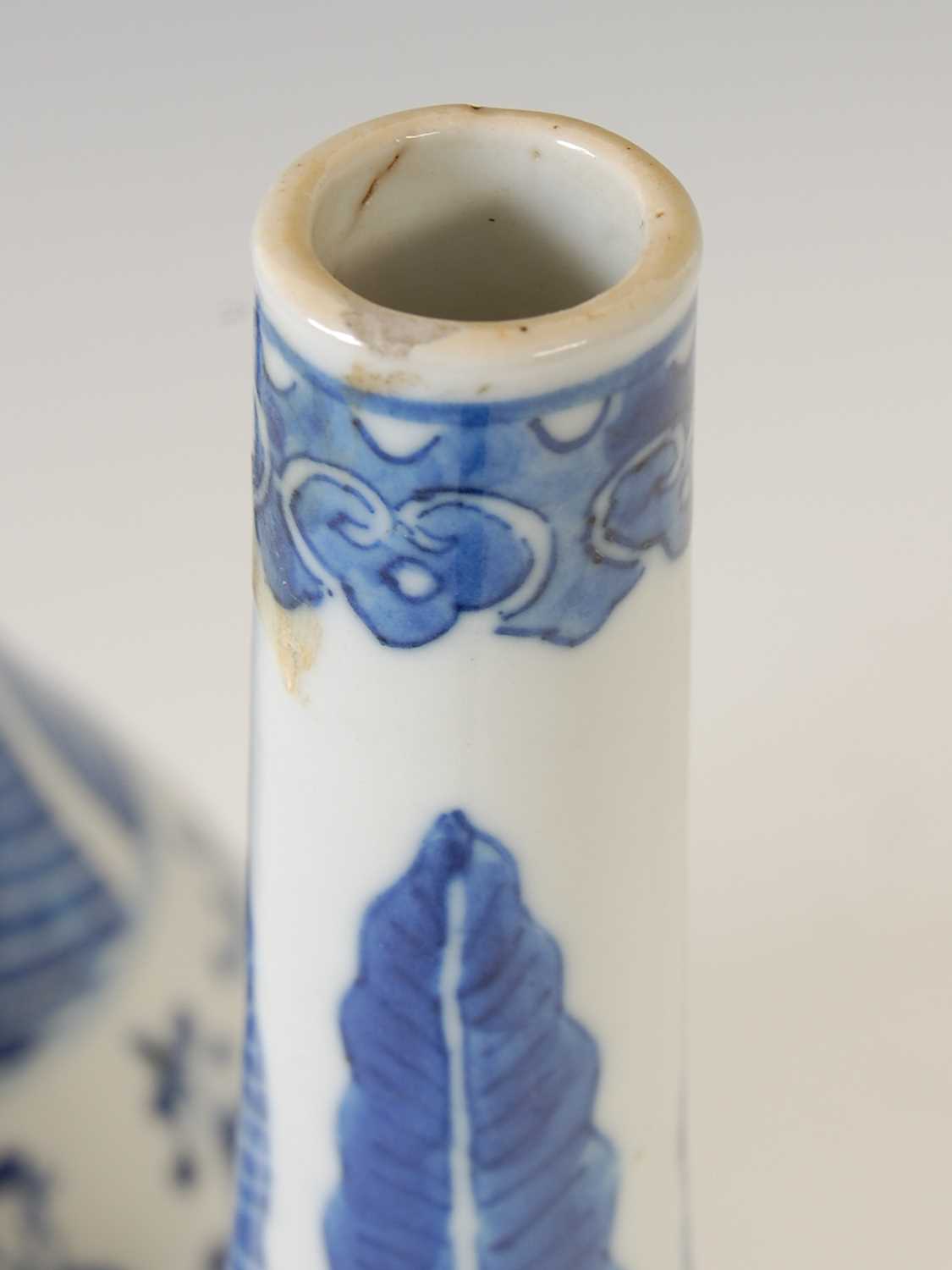 A pair of Chinese porcelain blue and white bottle vases and one cover, Qing Dynasty, decorated - Image 4 of 10