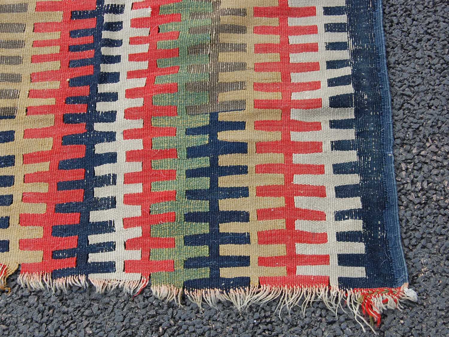 A blue ground kelim runner, decorated with rows of off-white, madder, ochre and green teeth shaped - Bild 2 aus 12