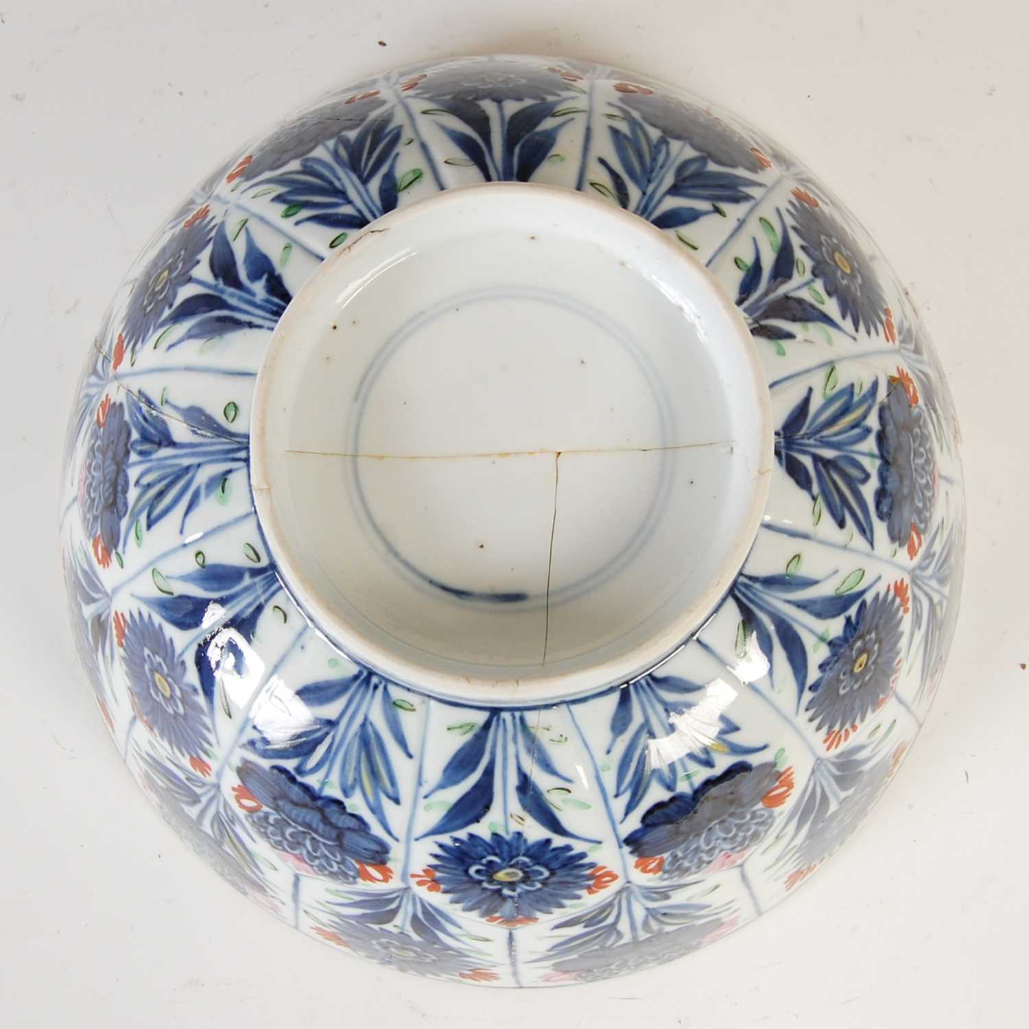 A Chinese porcelain blue and white tazza, Qing Dynasty, decorated with central roundel of bird - Image 5 of 11