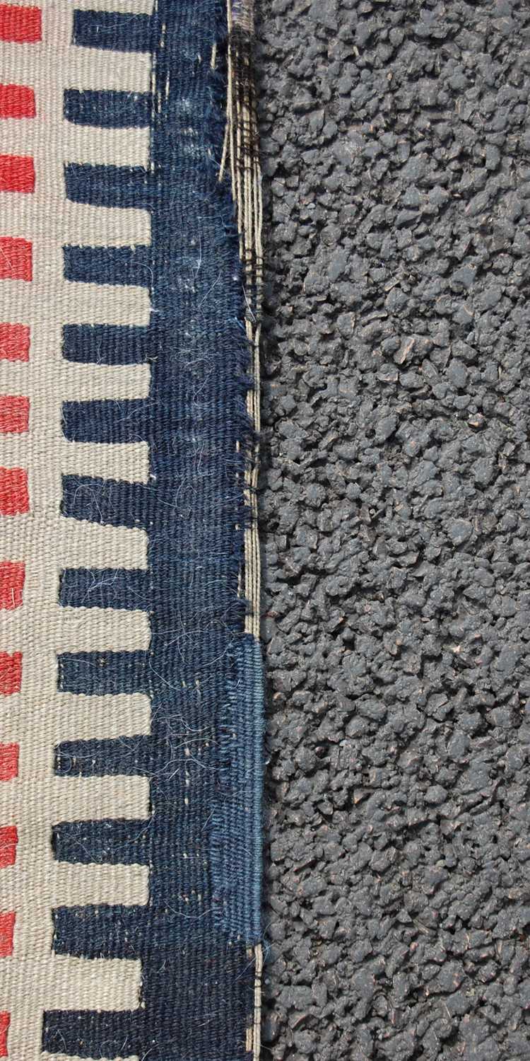 A blue ground kelim runner, decorated with rows of off-white, madder, ochre and green teeth shaped - Bild 7 aus 12