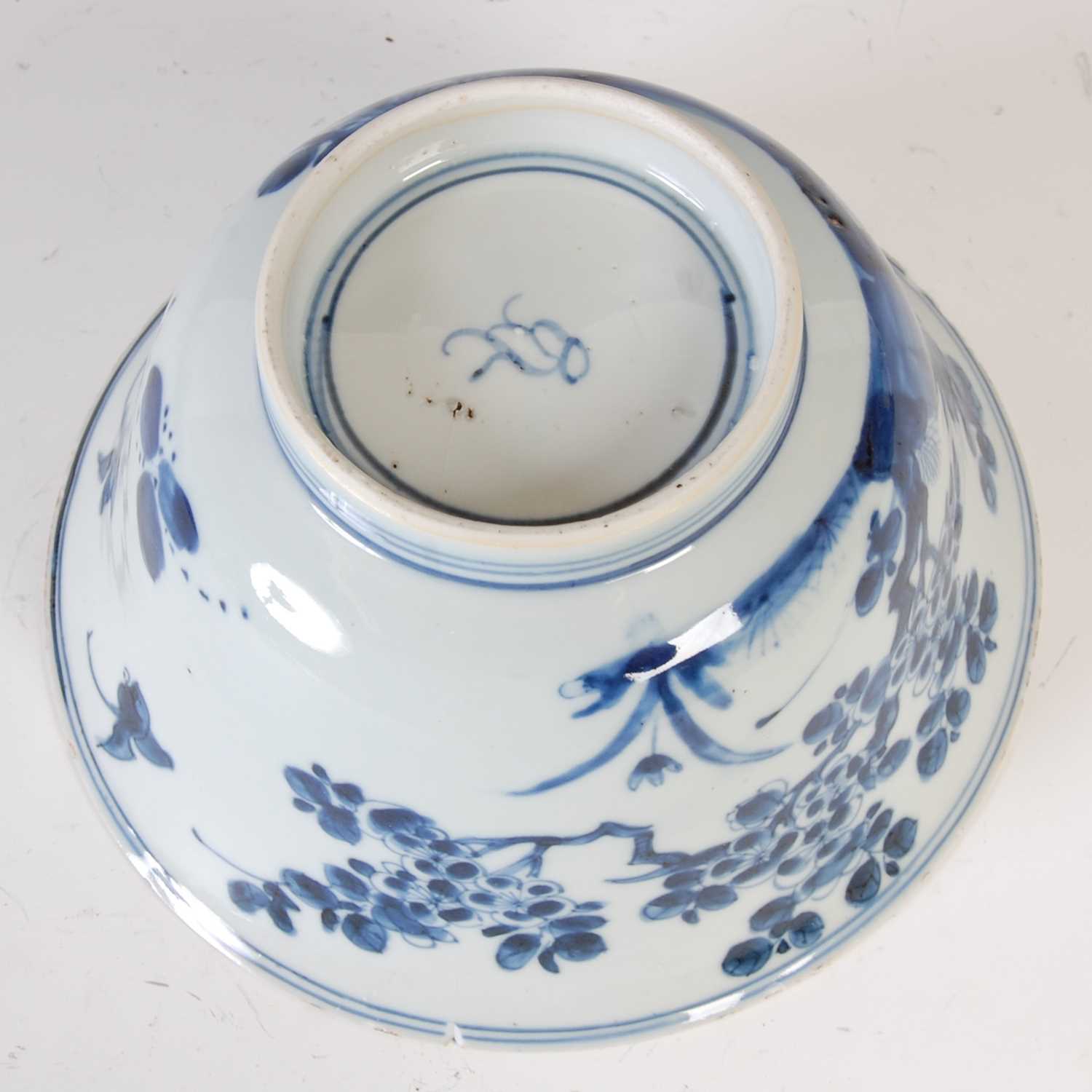 A Chinese porcelain blue and white bowl, Qing Dynasty, the exterior decorated with chrysanthemum, - Image 9 of 11