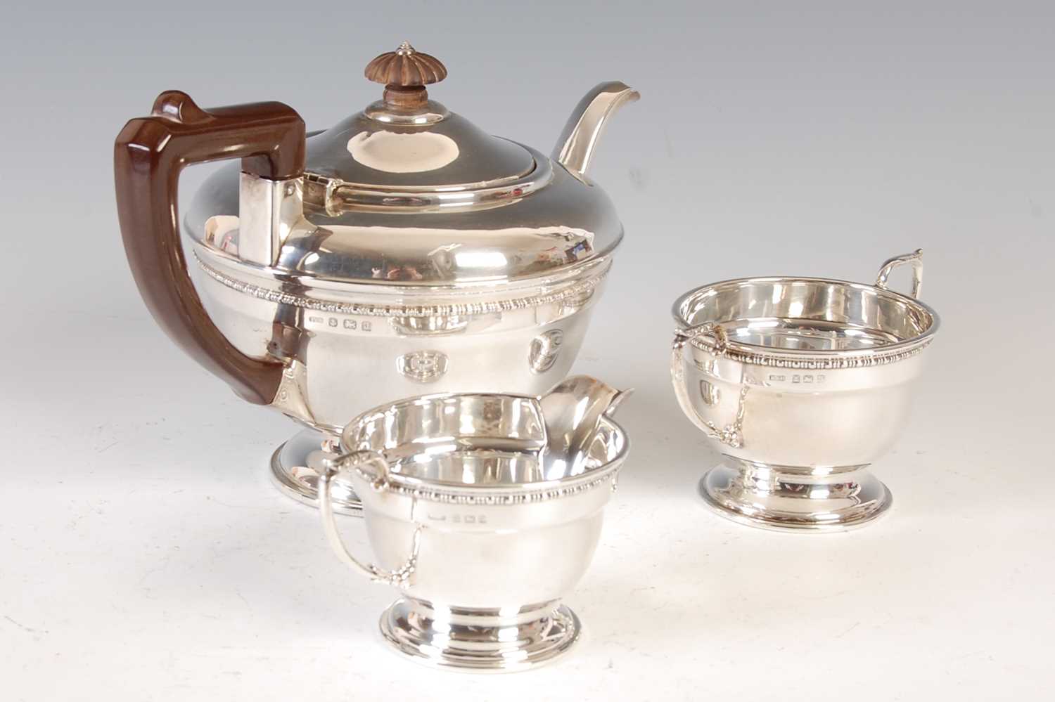 A George V three-piece silver tea set, Birmingham, 1933, makers mark of 'R&D', gross weight 19.6 - Image 2 of 15