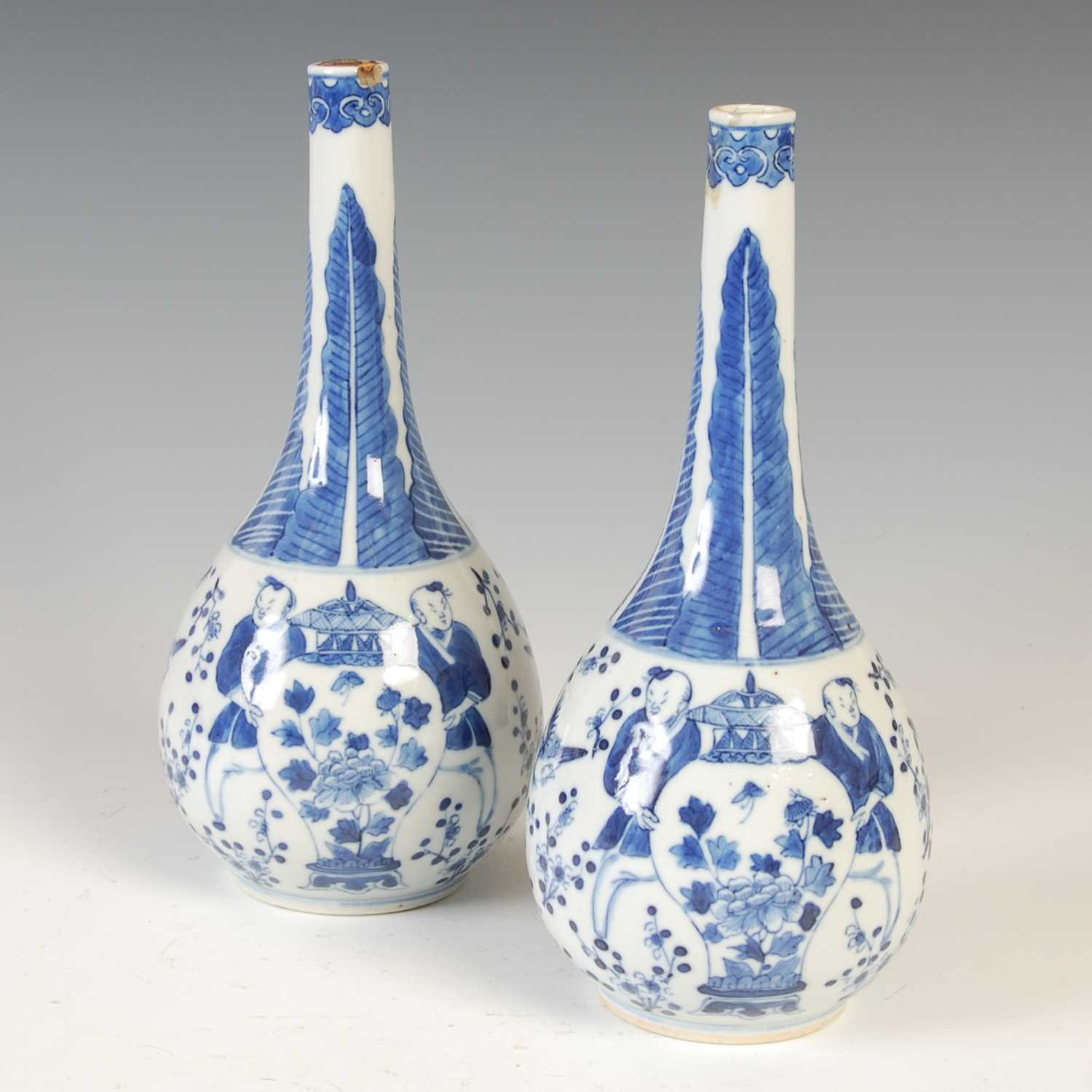 A pair of Chinese porcelain blue and white bottle vases and one cover, Qing Dynasty, decorated - Image 3 of 10