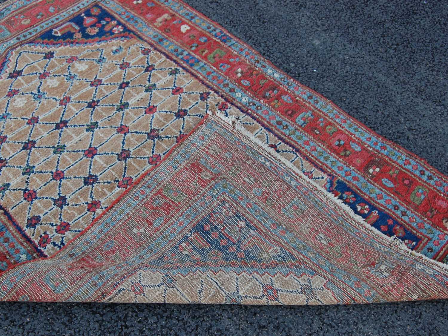A Persian rug, late 19th/ early 20th century, the rectangular field centred with a lozenge shaped - Bild 4 aus 7