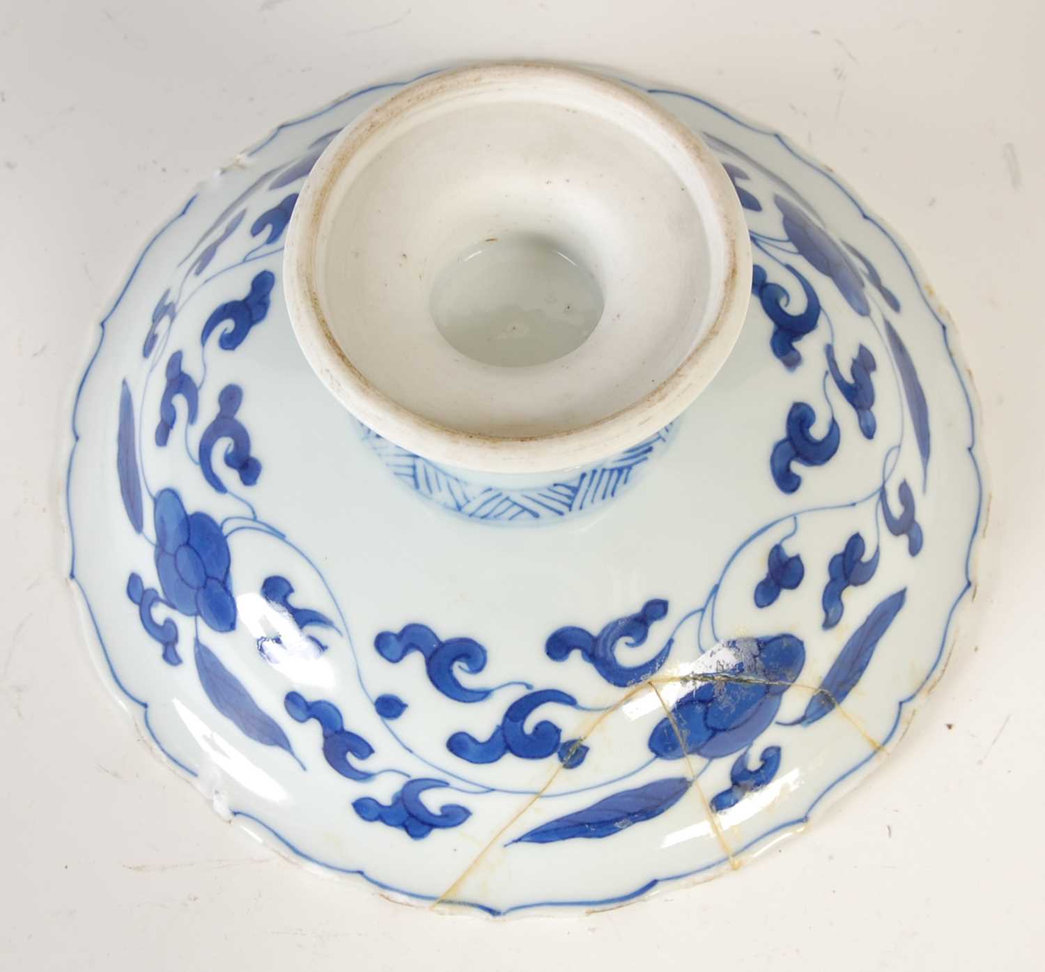 A Chinese porcelain blue and white tazza, Qing Dynasty, decorated with central roundel of bird - Image 10 of 11