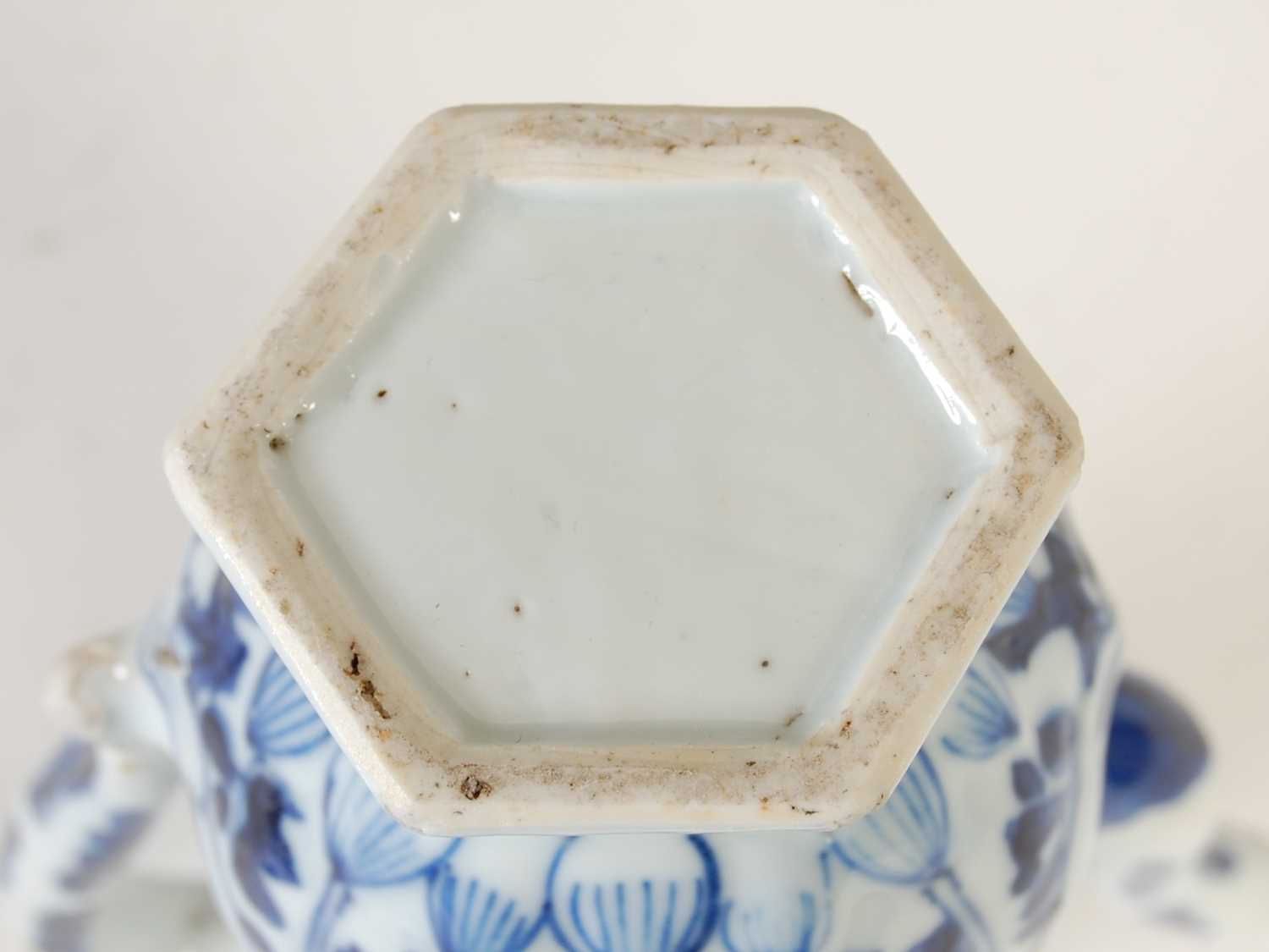 A Chinese porcelain blue and white hexagonal shaped ewer and cover, Qing Dynasty, decorated with - Image 9 of 9