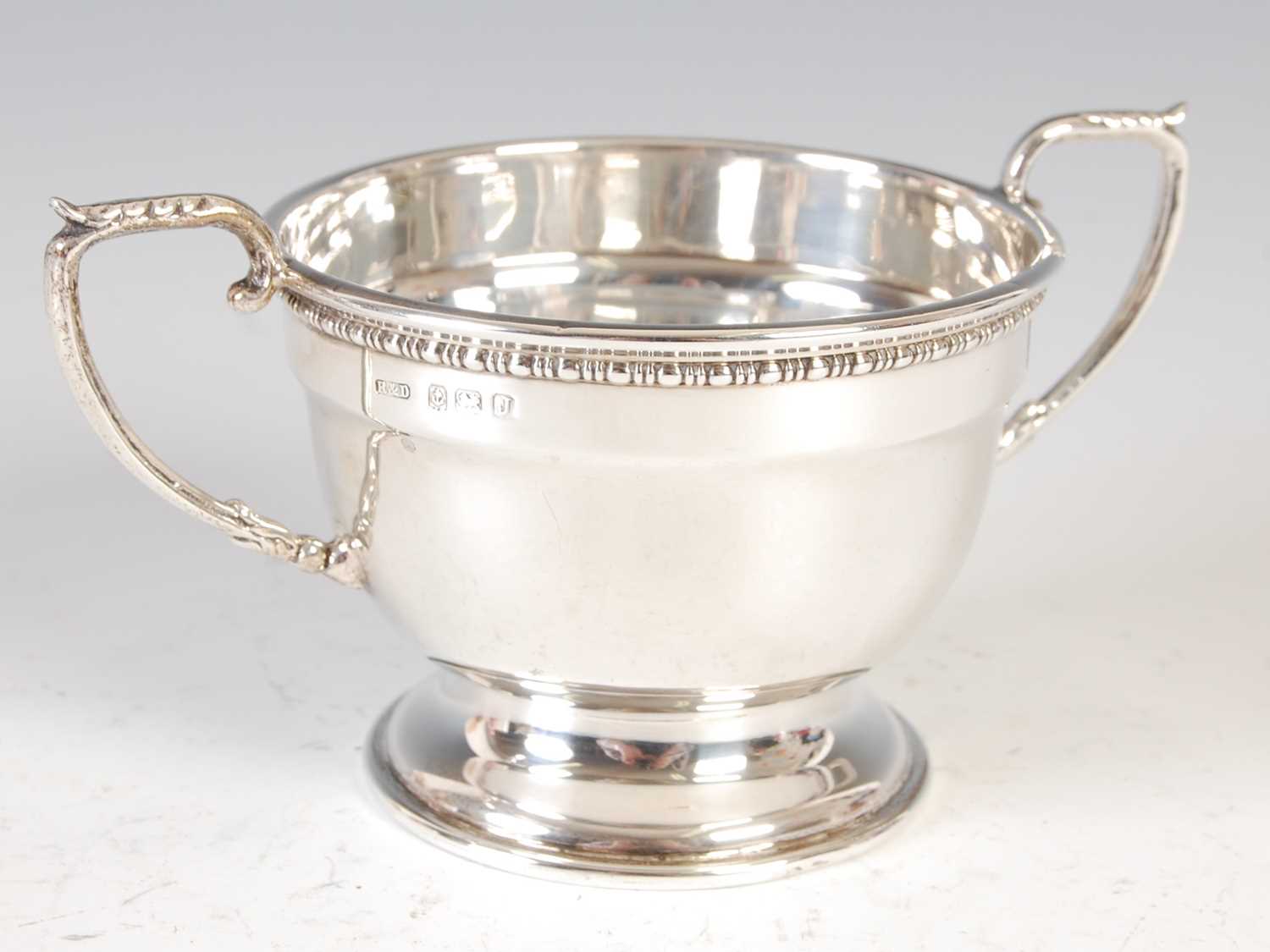 A George V three-piece silver tea set, Birmingham, 1933, makers mark of 'R&D', gross weight 19.6 - Image 8 of 15