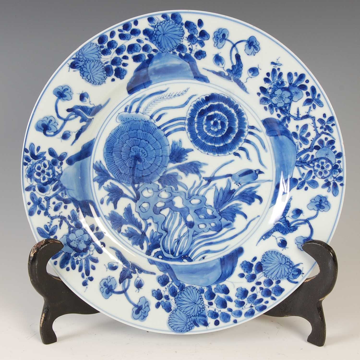 A pair of Chinese porcelain blue and white plates, Qing Dynasty, decorated with circular panels of - Image 7 of 10