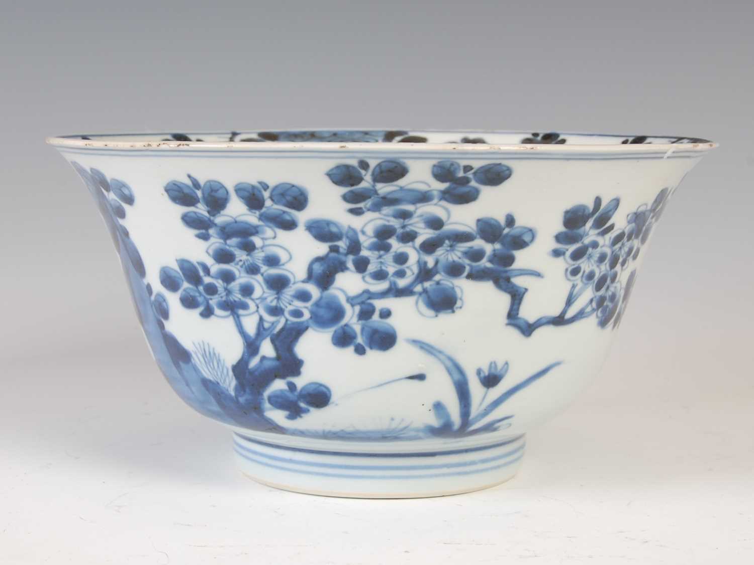 A Chinese porcelain blue and white bowl, Qing Dynasty, the exterior decorated with chrysanthemum, - Image 5 of 11