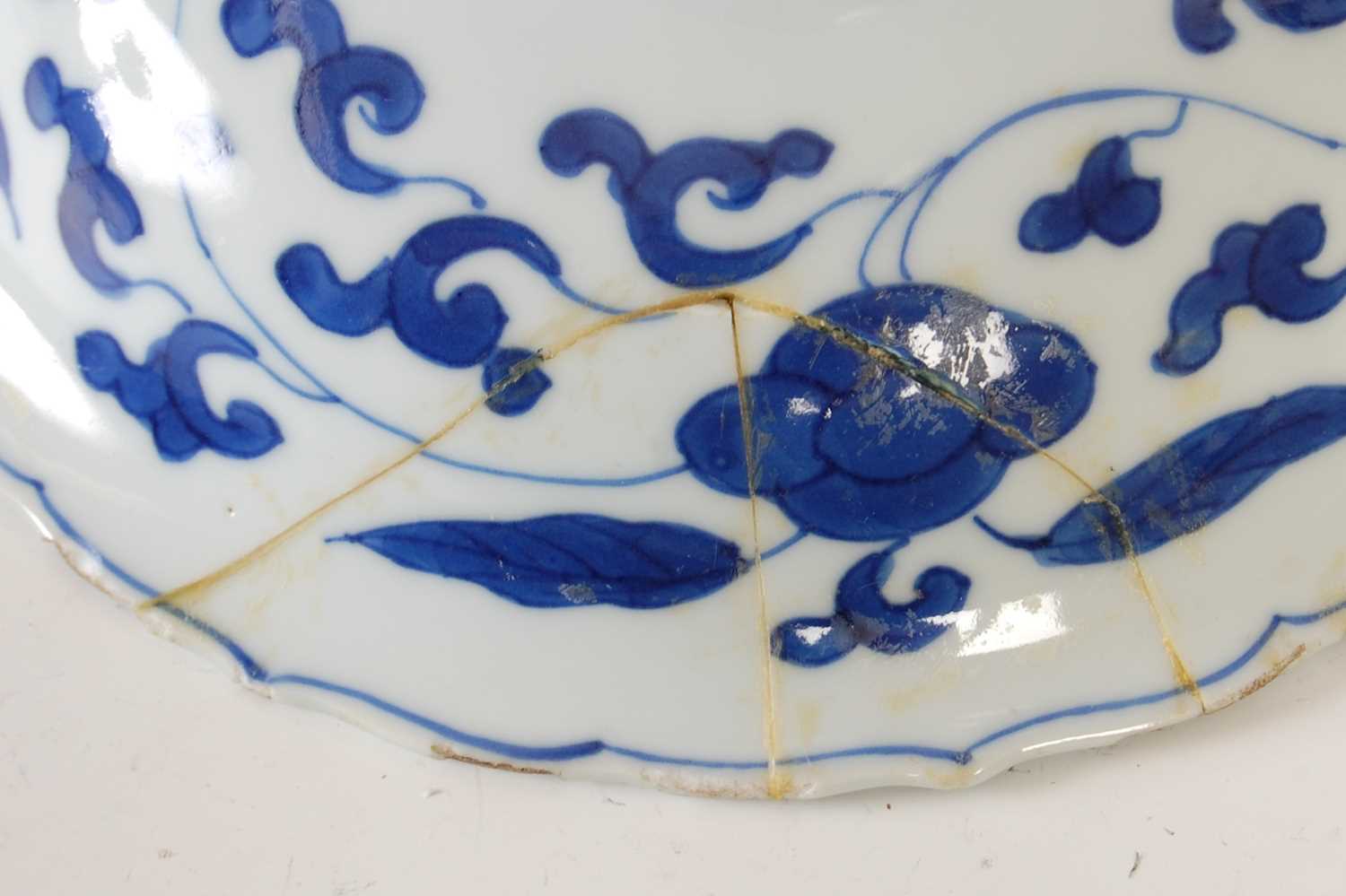 A Chinese porcelain blue and white tazza, Qing Dynasty, decorated with central roundel of bird - Image 11 of 11