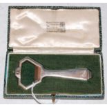 A London silver Art Deco style bottle opener in original fitted case, 'Goldsmiths and Silversmiths