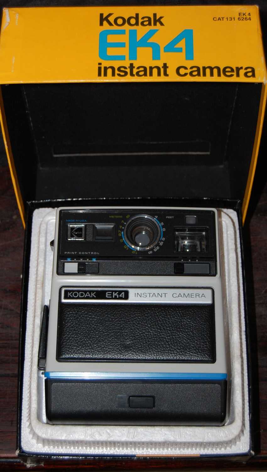 A mixed lot of digital equipment comprising a Kodak instant camera model EK4, a Vanguard tripod in - Image 2 of 4