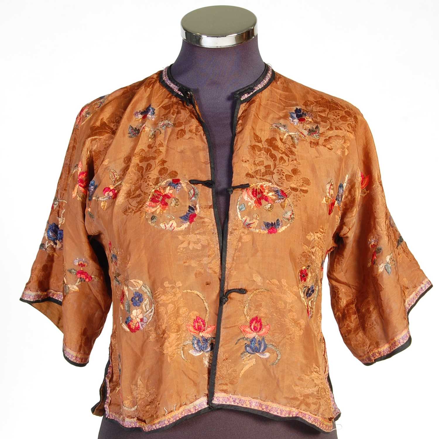 A Chinese purple ground embroidered ladies silk jacket and matching pantalons, - Image 11 of 15