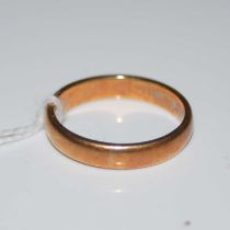 A vintage yellow metal wedding ring, unmarked but tests as 18ct gold, ring size T, weight 5.2