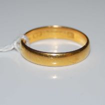 A 22ct gold wedding ring, ring size R½, 4.6 grams.