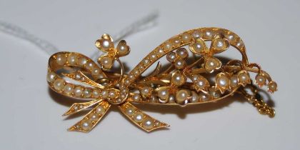 A yellow metal and split pearl bow-tied flower brooch, stamped '18CT', gross weight 6.8grams,