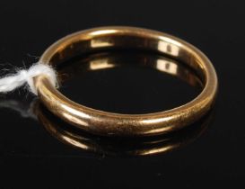 An 18ct gold wedding ring, ring size Q, 3.5 grams.