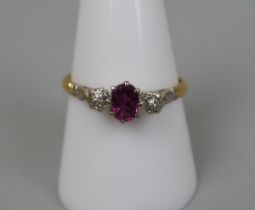 18ct gold ruby & diamond 3 stone ring - Size: R