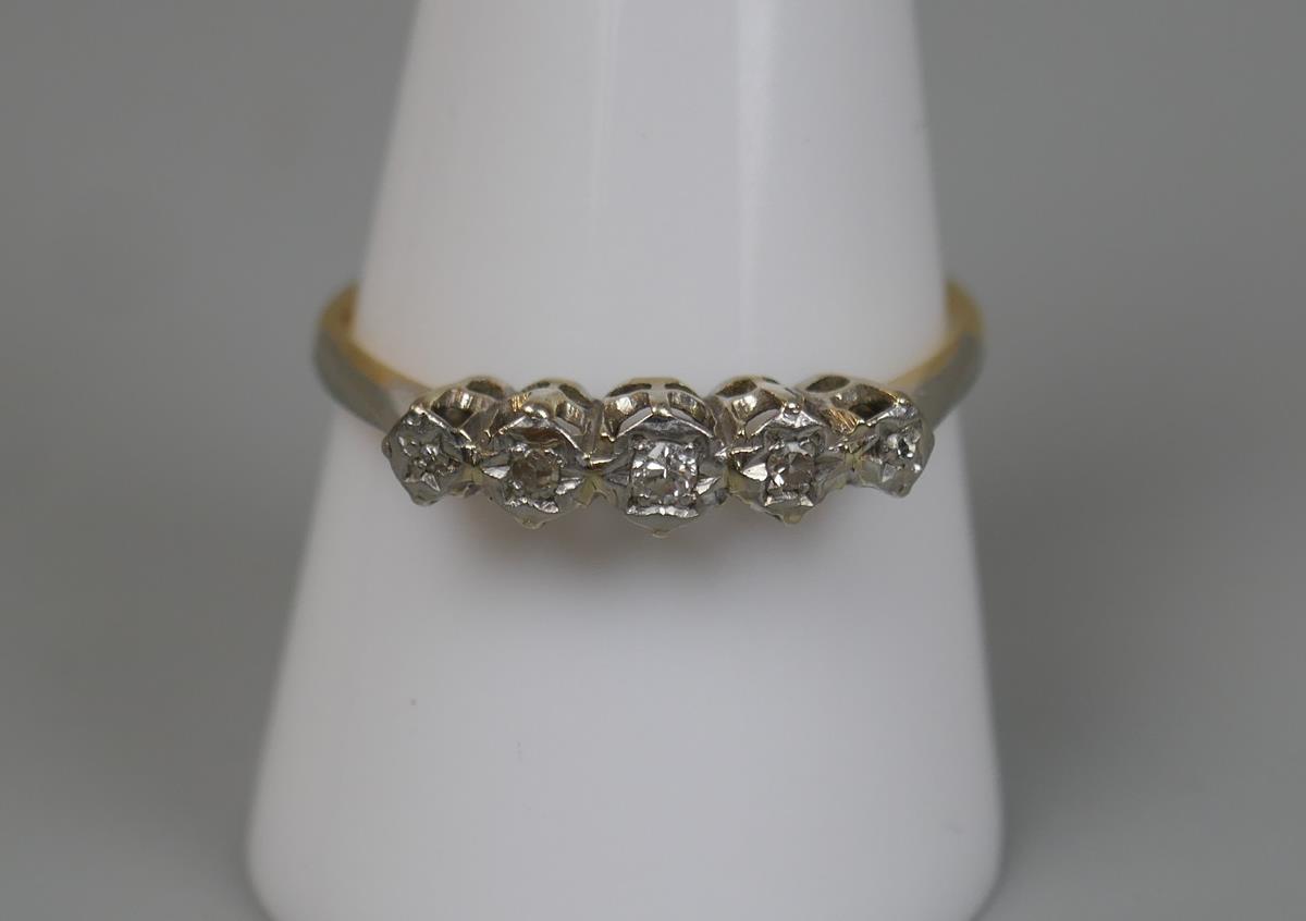 18ct gold 5 stone diamond set ring - Size: R½