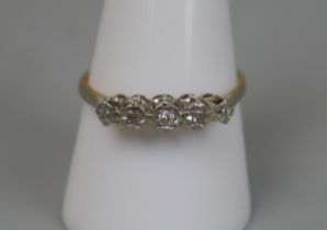 18ct gold 5 stone diamond set ring - Size: R½
