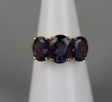 9ct gold 3 stone amethyst set ring - Size: L
