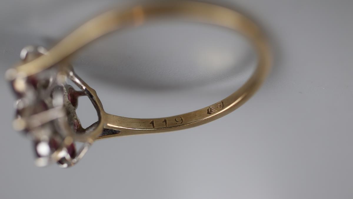 9ct gold ruby & diamond set cluster ring - Size: T½ - Bild 4 aus 4