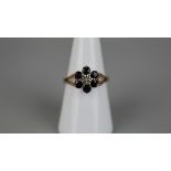 9ct Gold diamond and sapphire cluster ring - Size: N