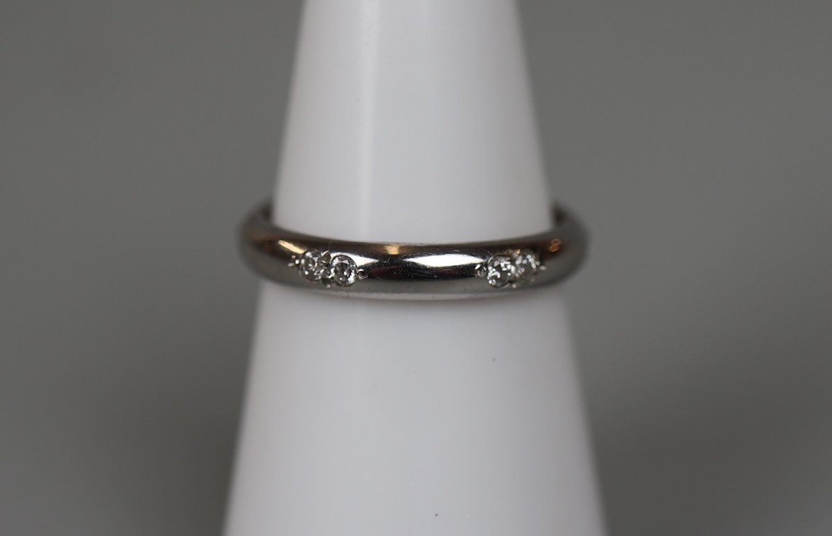 Platinum and diamond band ring - Size M