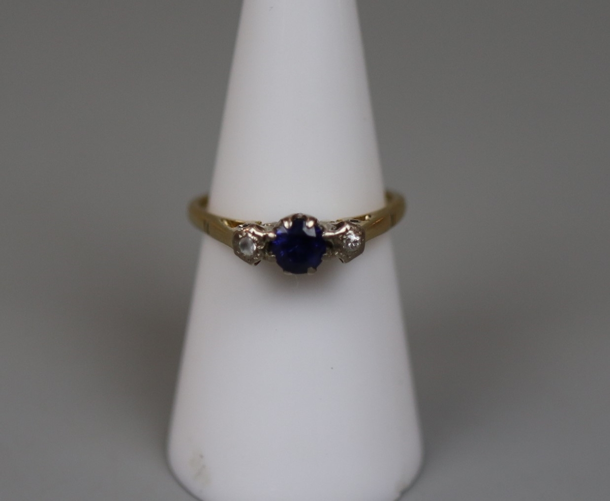 18ct gold 3 stone sapphire and diamond set ring - Size N