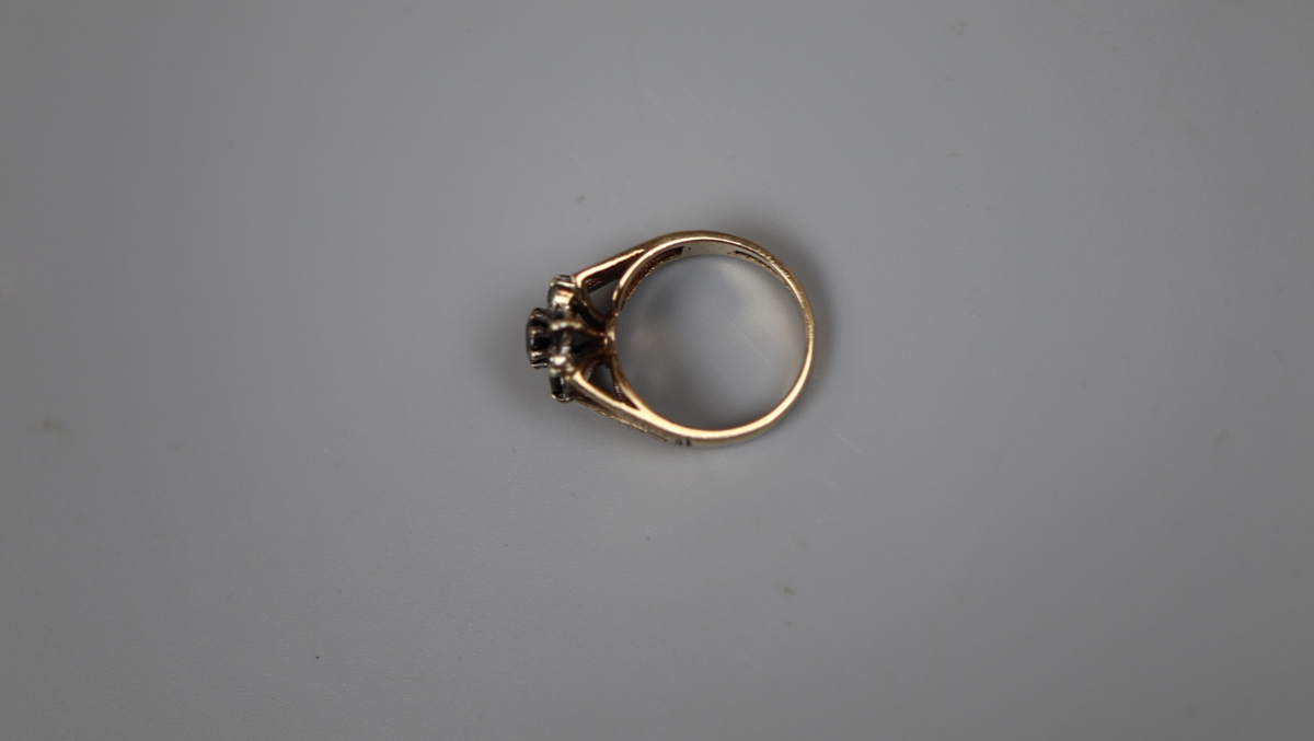 9ct gold sapphire and diamond cluster ring - Size M - Bild 3 aus 3