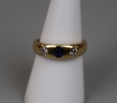 Antique 18ct gold three stone diamond set ring - Size N