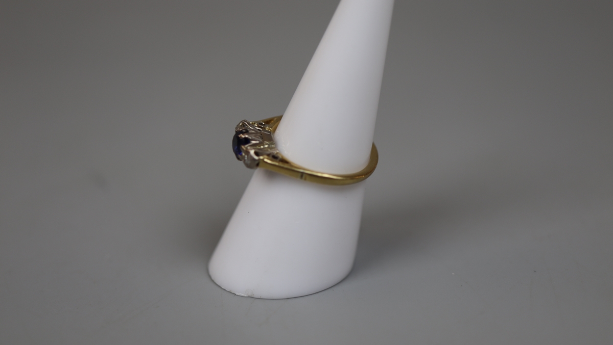18ct gold 3 stone sapphire and diamond set ring - Size N - Bild 2 aus 3