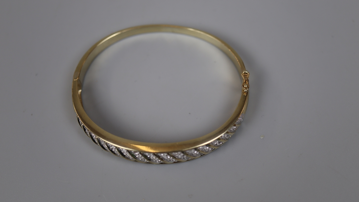 Heavy 9ct gold diamond set bangle - Approx gross weight: 17g - Bild 2 aus 3