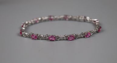 9ct white gold bracelet set with pink tourmaline and diamondsÿ