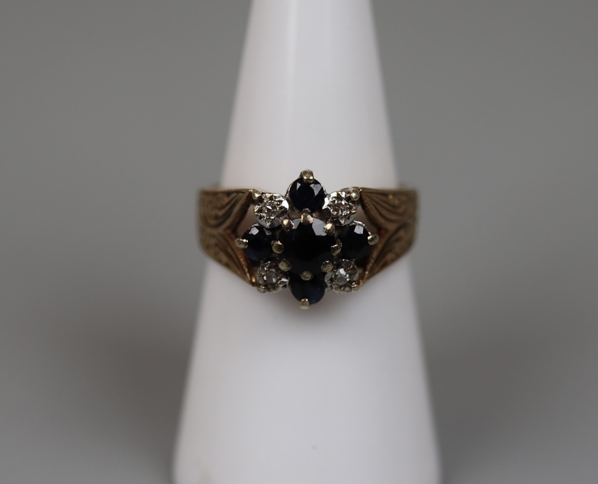 9ct gold sapphire and diamond cluster ring - Size M