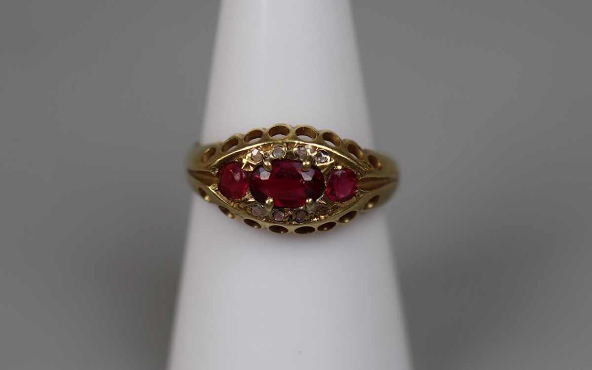 18ct gold and red stone ring Chester 1917 - Size O