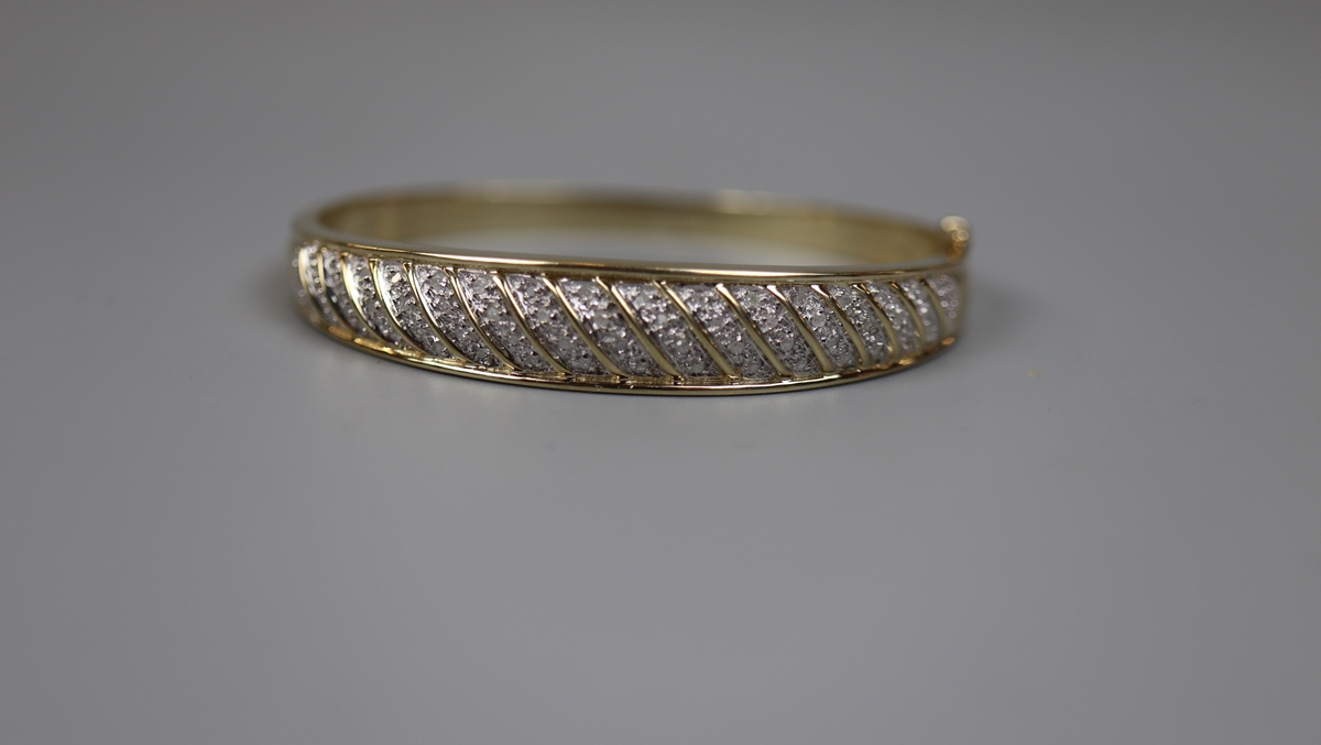 Heavy 9ct gold diamond set bangle - Approx gross weight: 17g - Bild 3 aus 3
