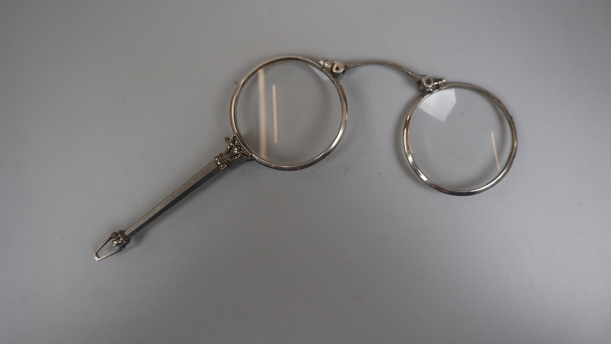 Pair of silver lorgnettes by C W Dixey and son - Optician to the King - Bild 3 aus 4