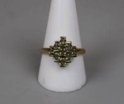 9ct gold peridot set ring - Size T