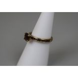 9ct gold topaz set ring - Size K