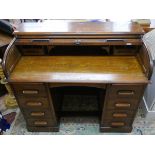 Roll top oak desk - Approx size: W: 122cm D: 68cm H: 101cm