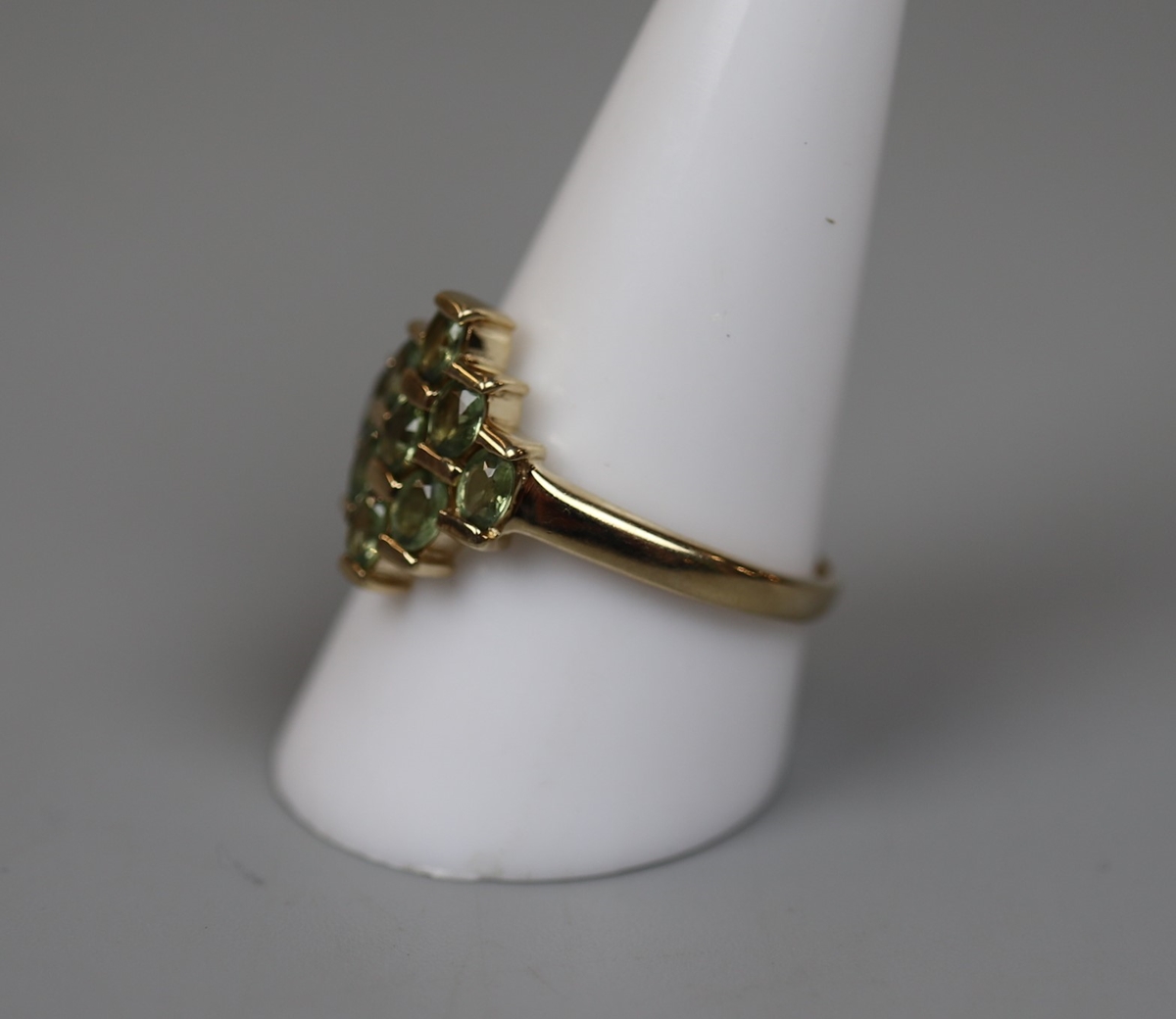 9ct gold peridot set ring - Size T - Bild 2 aus 3