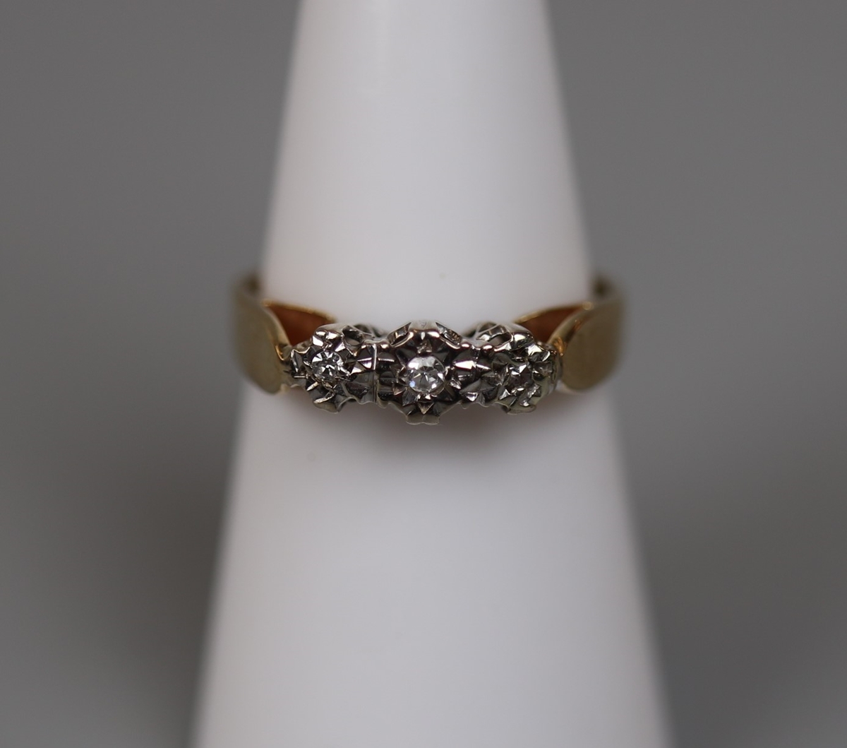 9ct gold 3 stone diamond set ring - Size M