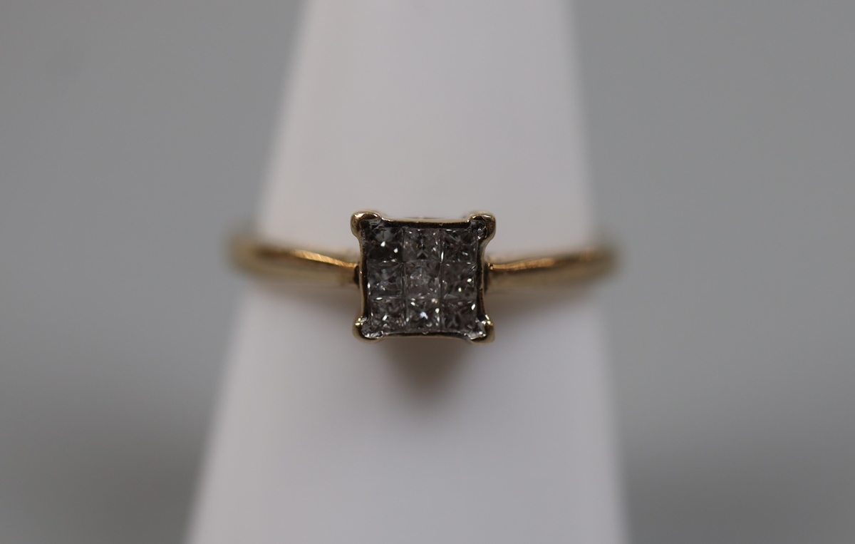 9ct gold ring set with 9 princess cut diamonds - Size: P