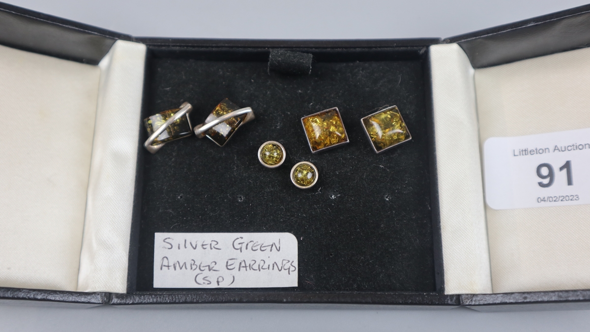 3 pairs of silver and green amber earrings - Image 2 of 2