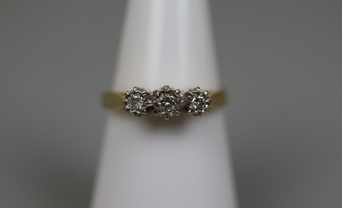 18ct gold 3 stone diamond ring - Size: L