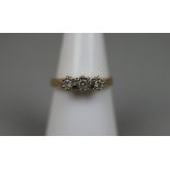 18ct gold 3 stone diamond ring - Size: L