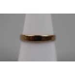 9ct gold wedding band - Approx weight 1.5g - Size: M