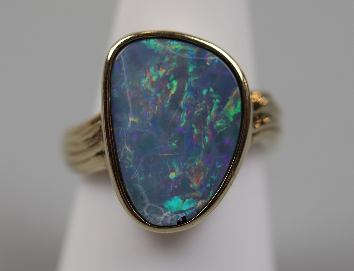 9ct gold opal set ring - Size: P